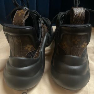 Size 37 1/2 louis  Vuitton sneakers